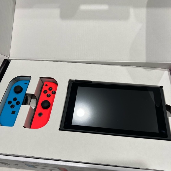 Nintendo Switch - Picture 2 of 7